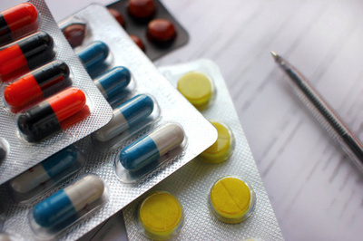 藥房中的色彩密碼 五顏六色的片劑與膠囊世界